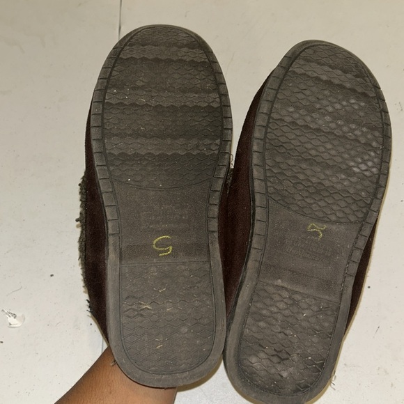 Dearfoams Brown Men's Slippers - Picture 6 of 6